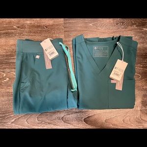 FIGS Women’s Caribbean Blue Fionlite Scrub Set, Top: XS, Pants: XS Petite